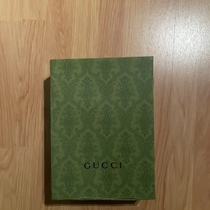 Gucci Keps - Säljer min Gucci keps ja fick i present då det inte är min stil. Den är oanvänd men har en liten ”buckla” där fram, men går att fixa lätt. Skriv privat för kvitto 🧾 