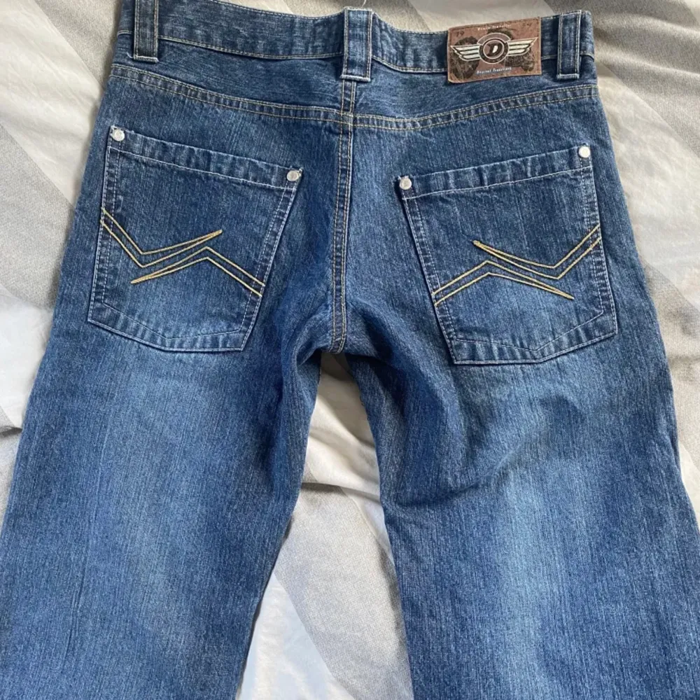 Super snygga lågmidjade jeans! Inte mina bilder (förra användarens)! Säljer pga dem var för små för mig. Dem kommer ifrån märket Detroit. Bra skick! Ställ gärna frågor om det är något du undrar över.. Jeans & Byxor.