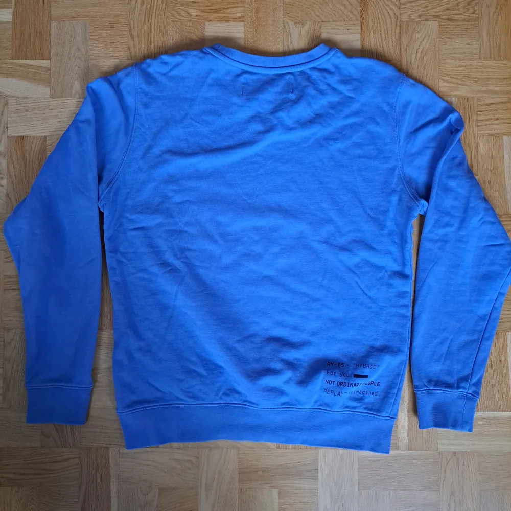 Blå sweatshirt från Replay | Storlek L | 100% bomull | Inga defekter | Säljs för 249 kr men det kan diskutera. Tröjor & Koftor.