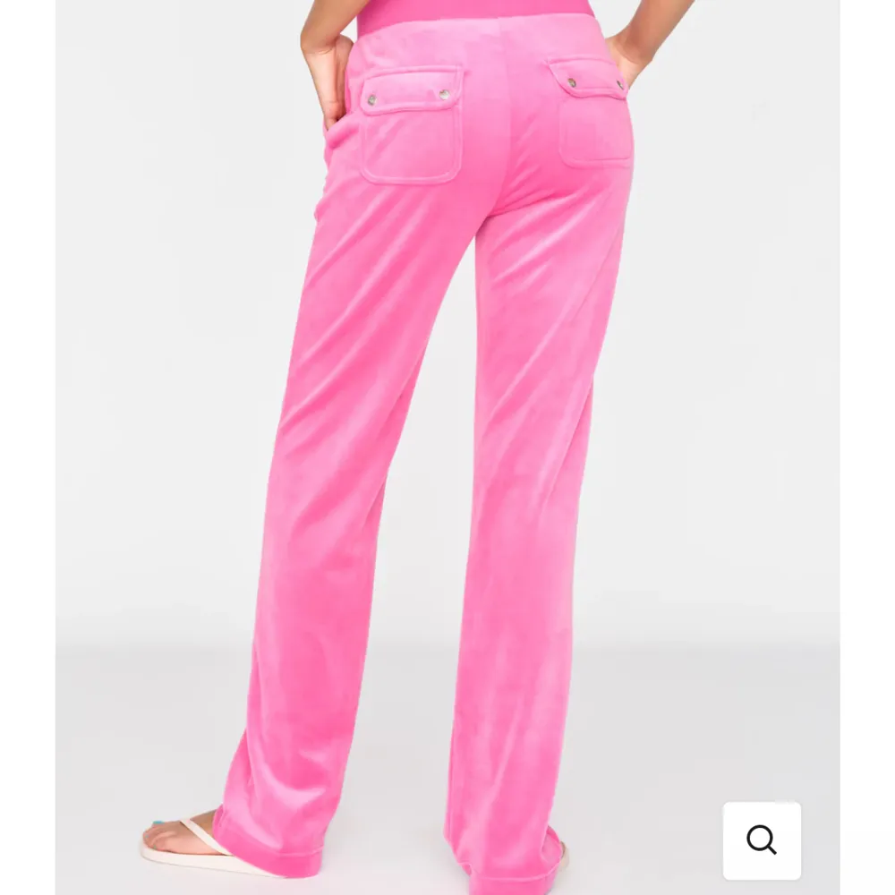 Jätte fina juicy byxor som tyvärr inte kommer till användning mer🩷 köpta från Afound. Kom privat för egna bilder eller funderingar. Jeans & Byxor.