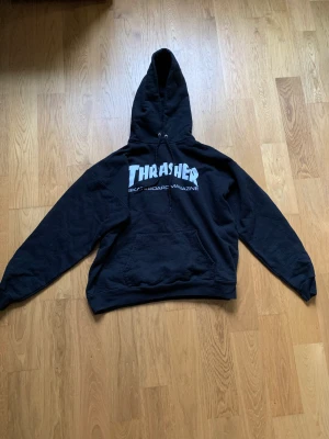 Thrasher skater hoddie - Säljer en riktigt ball thrasher hoodie. Den är bra skick men ganska nopprig. Inga andra fel på den, priset kan alltid diskuteras. Den är storlek MEDIUM men sitter också snyggt på de som har storlek SMALL. Hojta om ni har några frågor!