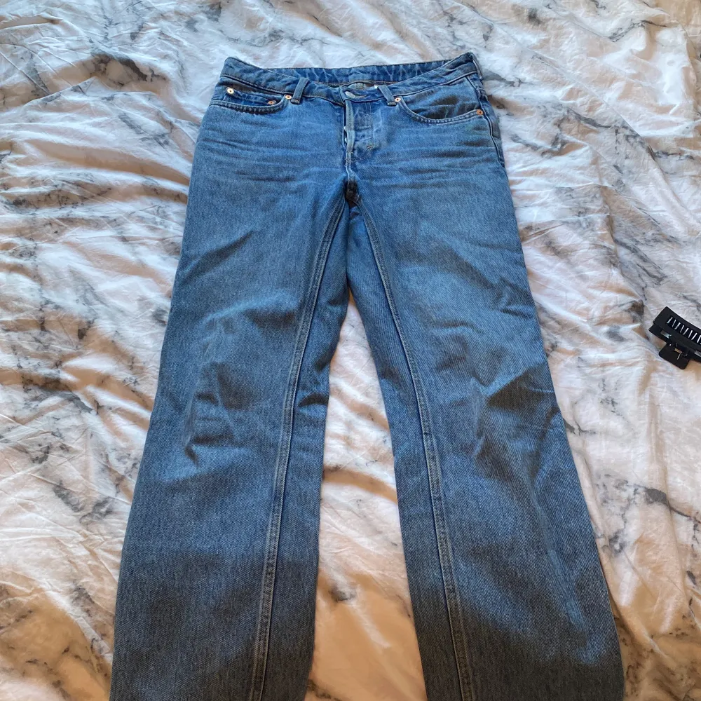 Säljer dessa as snygga jeans från weekday. Dom är midwaist. Köptes för 599 men säljer för 330. Pris kan diskuteras. Den är som ny. Passar mig som har oftast 36-38 på jeans!❤️. Jeans & Byxor.