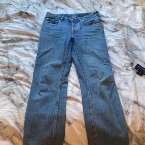 Säljer dessa as snygga jeans från weekday. Dom är midwaist. Köptes för 599 men säljer för 330. Pris kan diskuteras. Den är som ny. Passar mig som har oftast 36-38 på jeans!❤️