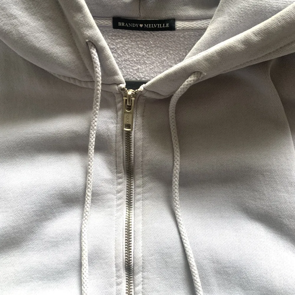 En ljusblå/tint av lila zip up hoodie från Brandy. Den är i toppen skick! Rejält och mysigt material 🦋🤍🩵💜 . Hoodies.