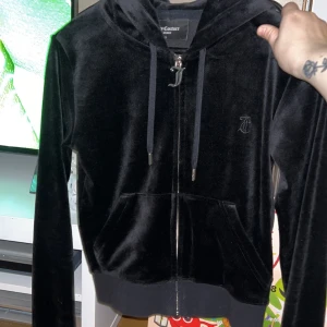 Juicy couture - Ett väldigt fint juciy couture set i svart, säljes då det är för litet för mig. Tröjan är nästan oanvänd och byxorna är lite använda men i fint skick.