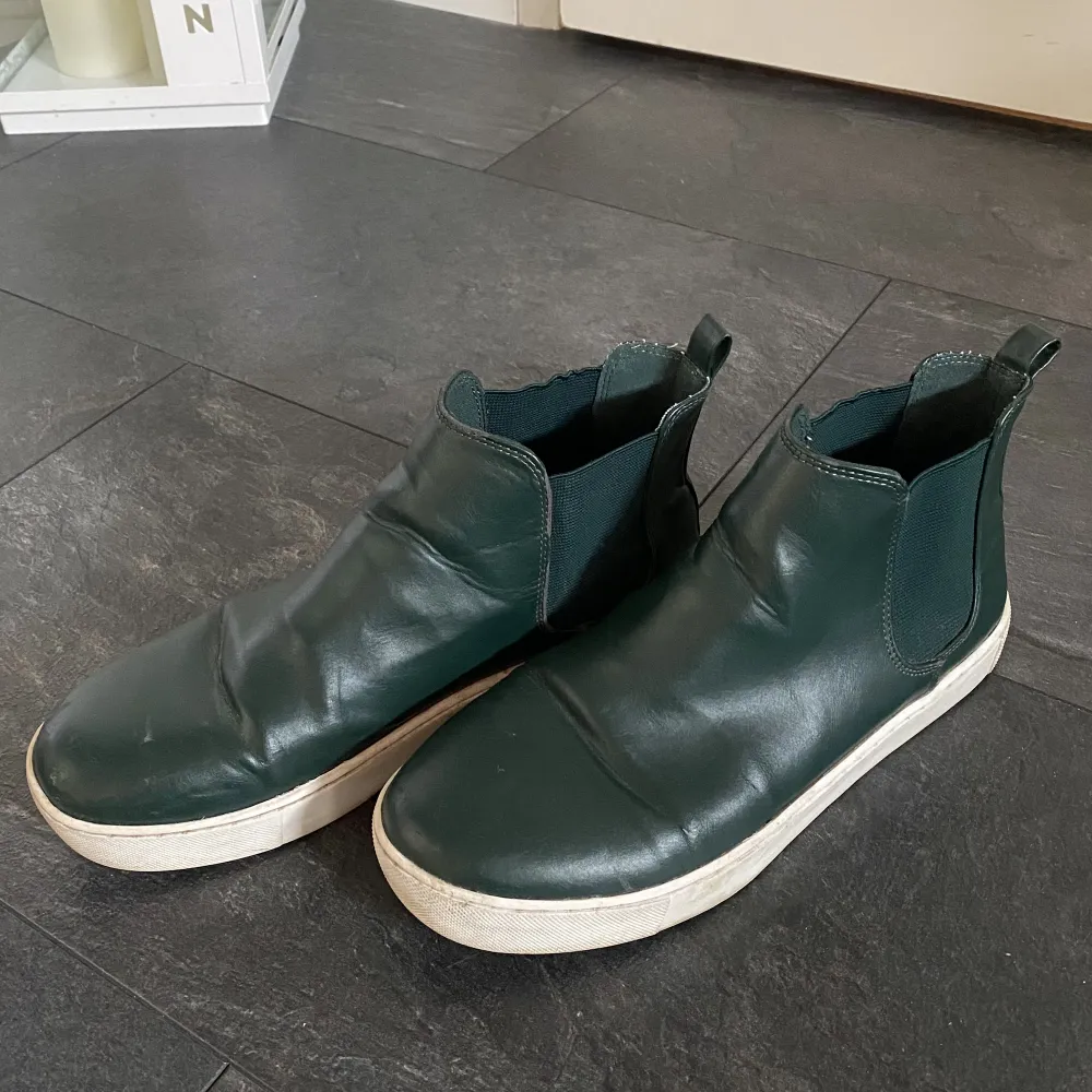 Säljer ett par skor från Divided (H&M) i den mest perfekta gröna färgen i storlek 41💚. Skor.