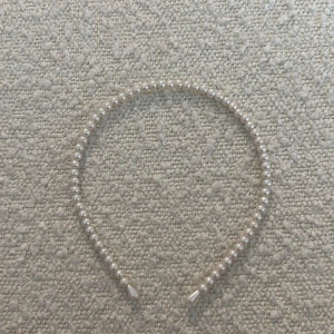 Diadem  - Diadem köpt från Glitter, aldrig använd. Säljer för 30 kr 