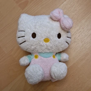 Hello Kitty gosedjur - Jättegulligt Hello Kitty gosedjur, fluffigt, som nytt! 🎀