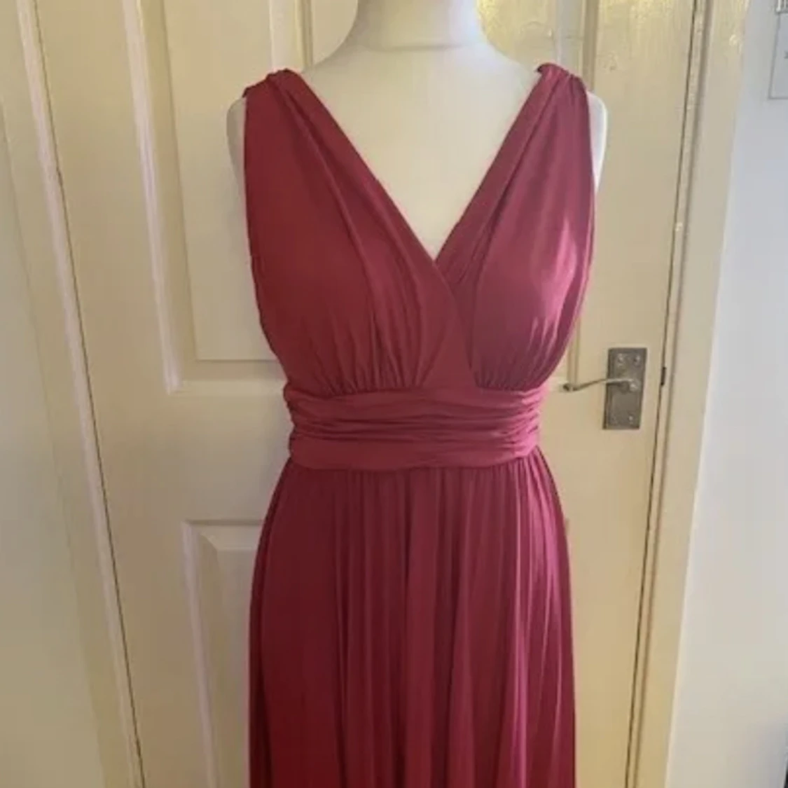 Vacker plisserad klänning med inbyggd underkjol - 90