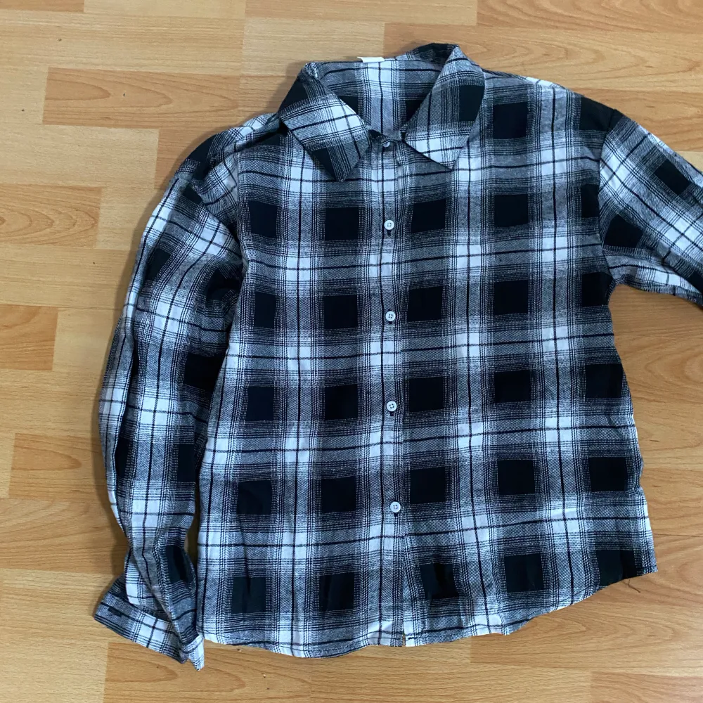 Säljer denna flannel tröja som är perfekt inför våren. Köparen står för frakten. ❤️. T-shirts.