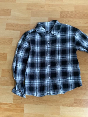 Tröja  - Säljer denna flannel tröja som är perfekt inför våren. Köparen står för frakten. ❤️