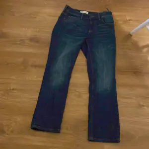 Mörkblåa lowwaist flare jeans, köpt på zara