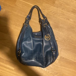 Michael Kors Väska - Väskan är köpt secondhand men aldrig använd av mig, ganska bra skick förutom sprickor som syns på bilder, fråg för fler💕 