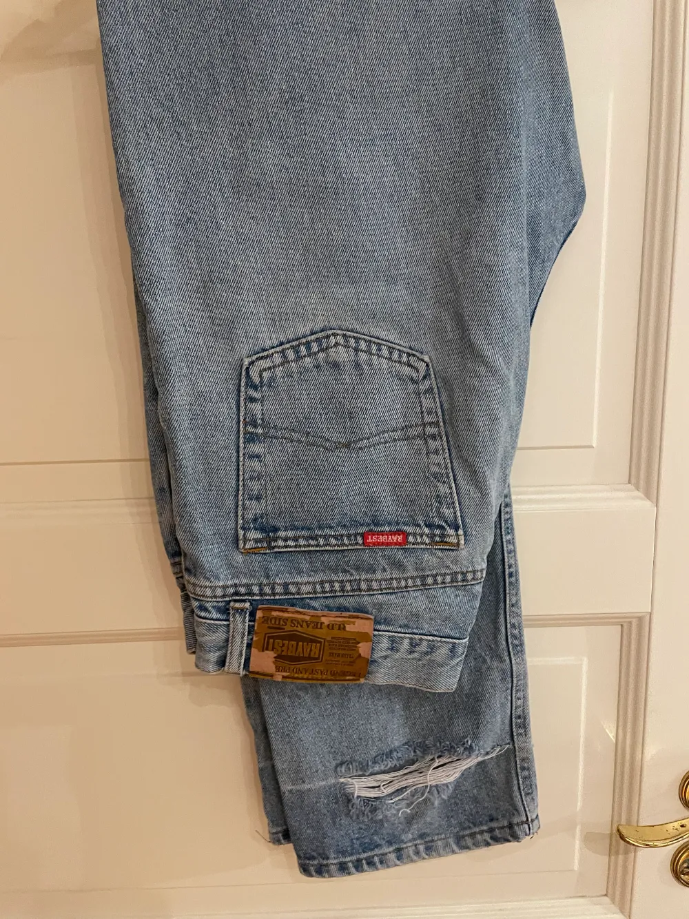 Två byxor köpt second hand men aldrig använda. I storlek M/L . Jeans & Byxor.