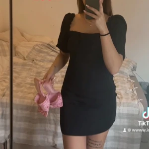 Klänning - Denna är så vacker använd en gång man knyter den i ryggen. Passar xs-m