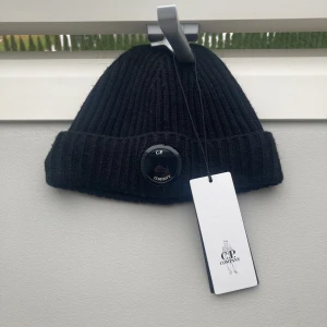 CP Company mössa  - En snygg CP Company mössa perfekt nu till vintern o våren, den är one size och passar alla.  Skicka vid minsta lilla🙌🏻