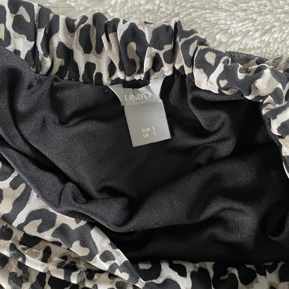 Säljer denna fina leopardmönstrade kjolen från Lindex. I storlek S. Skicket är jättebra, då den är knappt använd. . Kjolar.