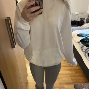 Vit basic hoodie - Skriv privat för frågor eller fler bilder. Köparen står för frakt. Storlek S.