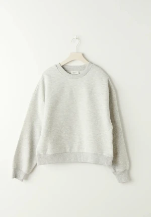 Sweatshirt - Säljer denna superfina populära sweatshirten från Gina! Den är använd och är lite nopprig men inget som syns särskilt mycket! Skriv om ni har frågor eller vill ha fler bilder💞