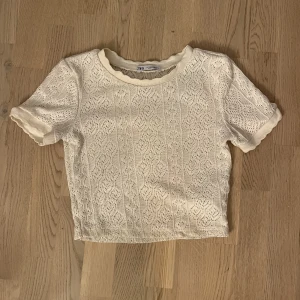 Stickad t-shirts  - Jag säljer denna jättefina stickade t-shirten för den tyvärr inte kommer till användning längre💕