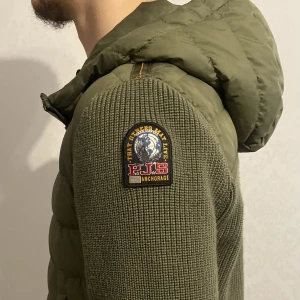 Parajumper cardigan - Säljer nu min parajumper, då jag inte längre vill ha den och sitter för stort. Använt den Max 1 gång, 10/10 i skick.   Skriv gärna för funderingar och fler bilder