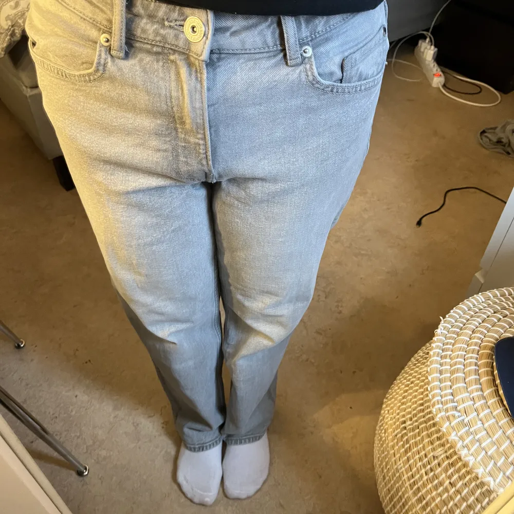 Raka Gråa jeans från H&M. Precis som nya och har använt dem några gånger. Storlek 40 . Jeans & Byxor.