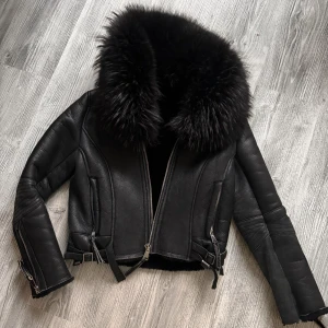 Vinter jacka  - Super fin och varm vinter jacka med stor pälskrage och mjuk fårskinn foder. Storlek XS/S . Först till kvarn finns ute på flera sidor. 