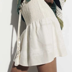 Zara kjol  - Säljer denna supersöta kjolen från Zara. Kjolen är använd fåtal gånger och varan har inga defekter. Nypris är 399kr jag säljer för 150kr. Köp via köp nu 💘