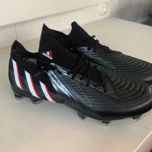 Adidas predator storlek 40 (nyskick)) - Säljer mina Adidas predator skor i absolut nyskick. Nypris 1400kr