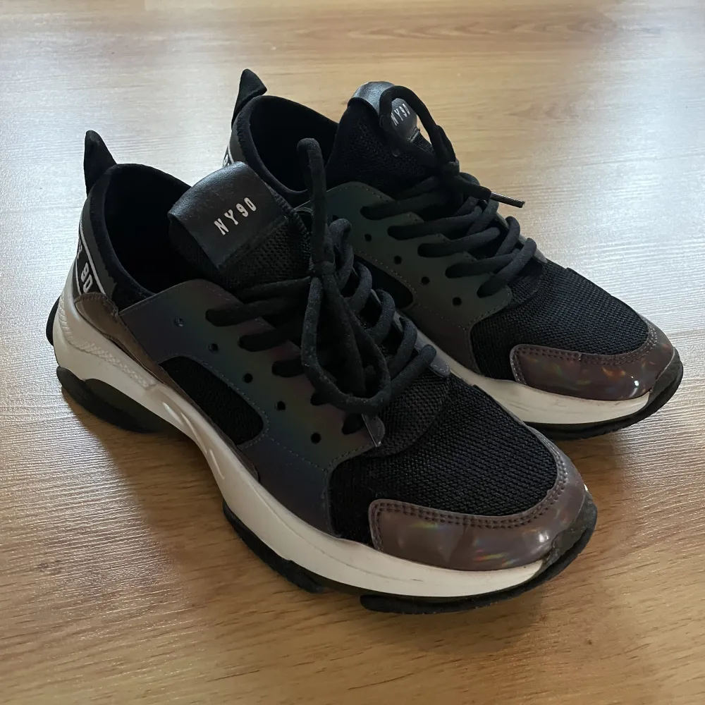 Sparsamt använda storlek 39. Nypris 1199kr. Sneakers från Steve Madden Chunky modell Strumpliknande konstruktion som omsluter foten Ovandel i mesh med partier i syntet Snörning framtill Dragögla på häl Höjd på sula bak ca 4,5 cm. Skor.