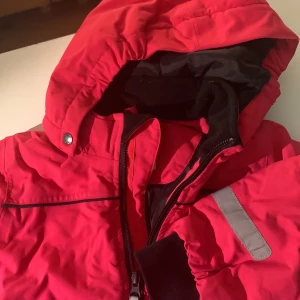 Overall p&p - En fin rosa overall i storlek 104. Polarn och pyret. Knappt använd. Inga märken synliga. 
