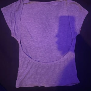 Öppen rygg/ t-shirt - Har en i grå, en i vit, och en i svart. Ta en för 50, 2 för 90, eller alla tre för 120kr❤️ skriv vid intresse, eller frågor!