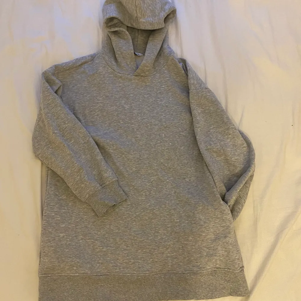 Lång grå hoodie från Cubus i storlek M/L med en ficka på varsin sida, visas på bild 1&3. Använd fåtal gånger därav nyskick. Säljer pga att den inte kommer till användning.. Hoodies.