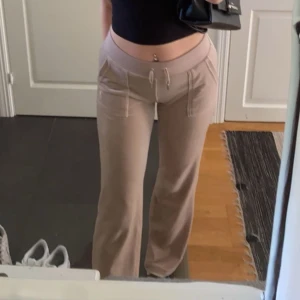 Juicy couture - Fina juicy byxor i fint skick! Storlek XS men passar även S om man vill ha lite tajtare modell!✨