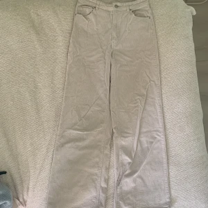 Byxa  - Beige byxor 