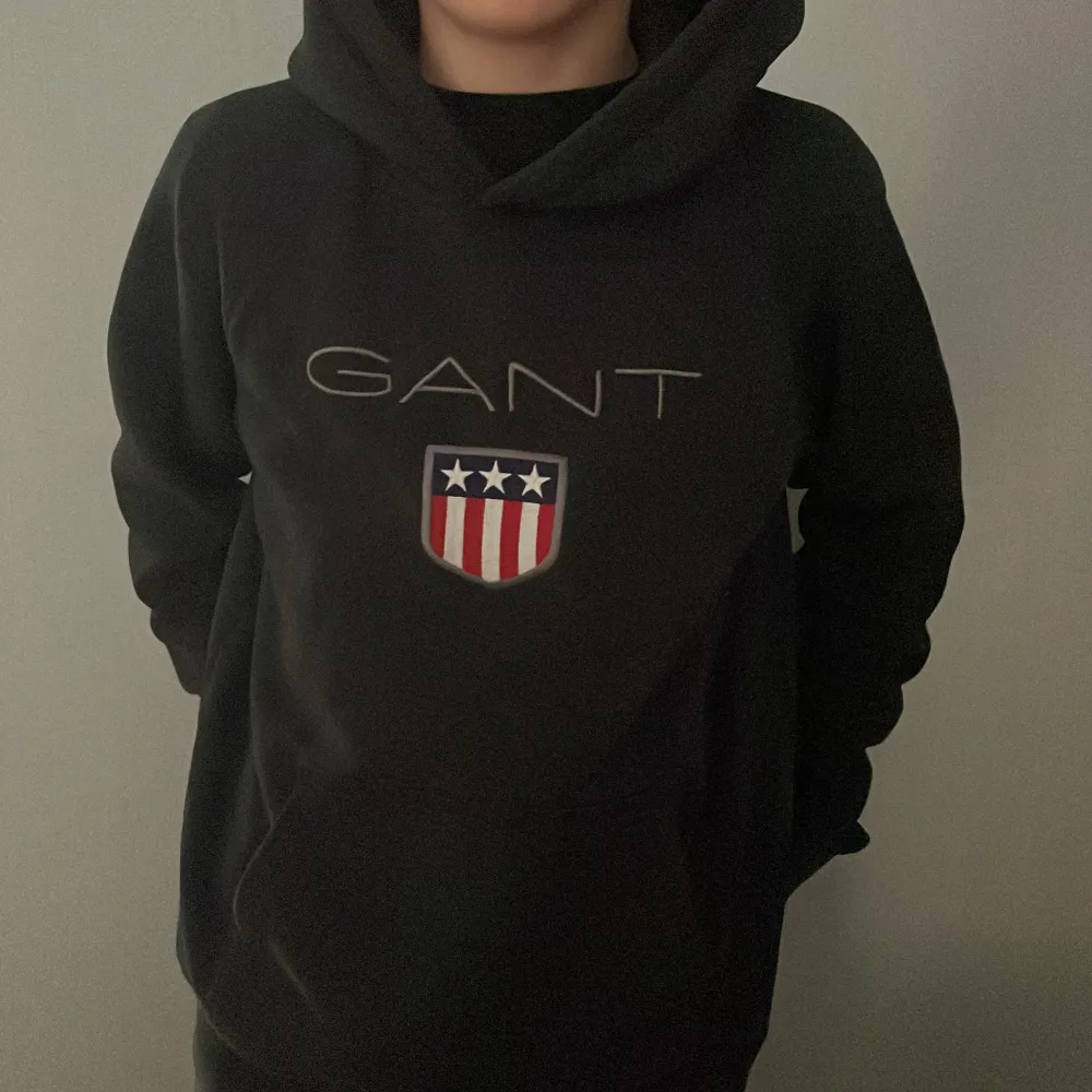 Svart Gant hoodie i bra skick. Stl 158-164 . Hoodies.