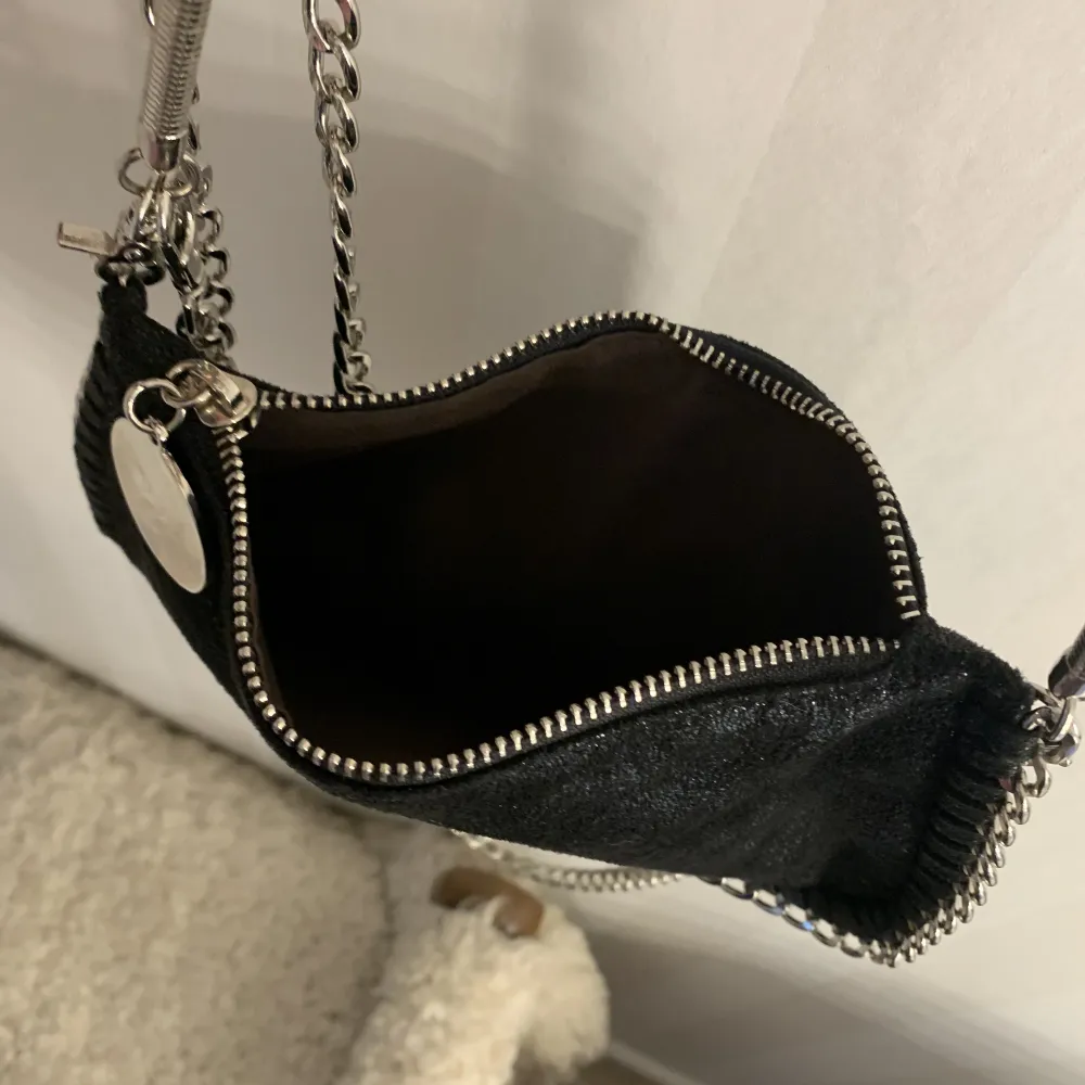 Jätte fin svart handväska från shein. Knappt använd. Ganska liten.💗. Väskor.