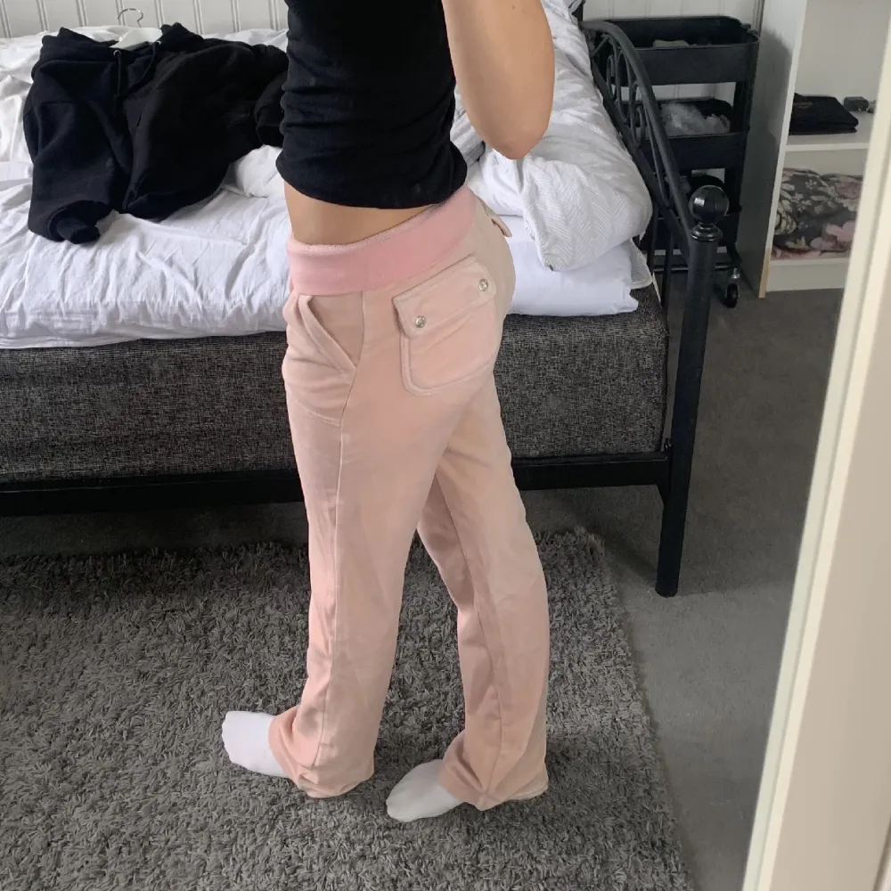 Säljer mina rosa juicy byxor i storlek xs Nypris är 1100,jag säljer för 400kr!💕 Märket är juicy couture!. Jeans & Byxor.