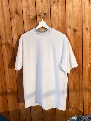 Acne studios T-shirt - Är i väldigt bra skick 8/10 och väldigt sparsamt använd. Är storlek XXS men sitter mer som en S/M. Pris går att diskutera vid snabb affär. 