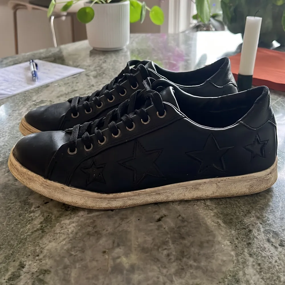 Svarta sneakers men svarta stjärnor. (Tvättas innan försäljning). Skor.