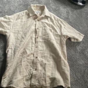 Beige sommar skjorta  - Säljer denna beiga sommar skjorta för sommaren pga in tre min stil. Passar alla från 160-175. Inge sliten alls och gjort av linne. 