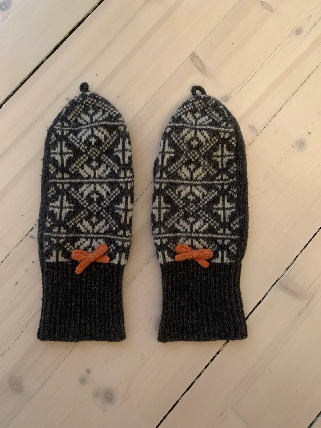 Grå lammullsvantar Odd Molly