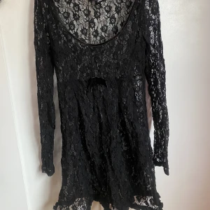 Spetsklänning - Spetsklänning från gina tricot. Använd 1 gång.