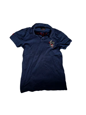 Ed hardy piké  - Fet Ed Hardy pikétröja köpt på Vinted för ca 5 månader sedan.