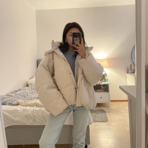 Vinter jacka  - Köpt i januari iår. Jackan är stolek XL men bär själv stolek xs och tycker att den sitter bra om man gillar oversized. Som ny och inga fläckar😊🤍