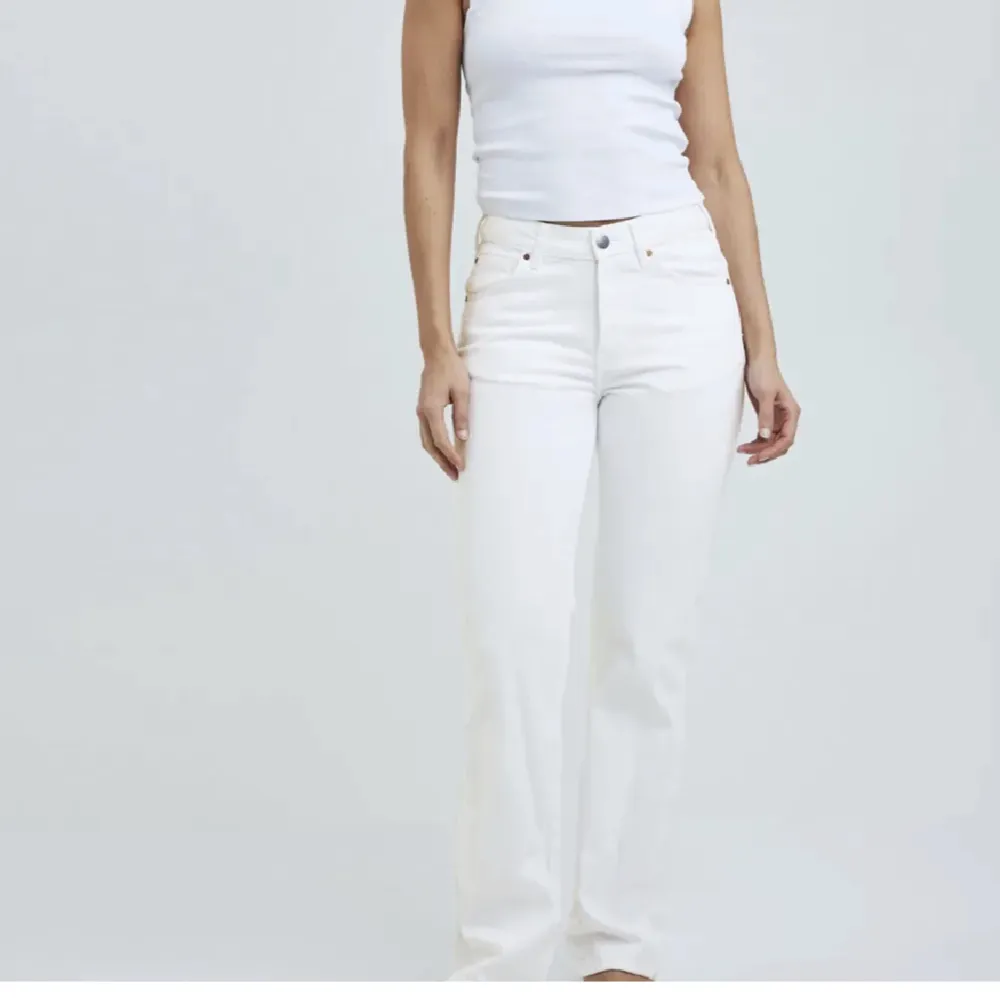 Vita lågmidjade jeans ifrån bikbok!🤍  Aldrig använda då det inte riktigt är min stil! Hellånga på mig som är 166cm lång🤍✨. Jeans & Byxor.