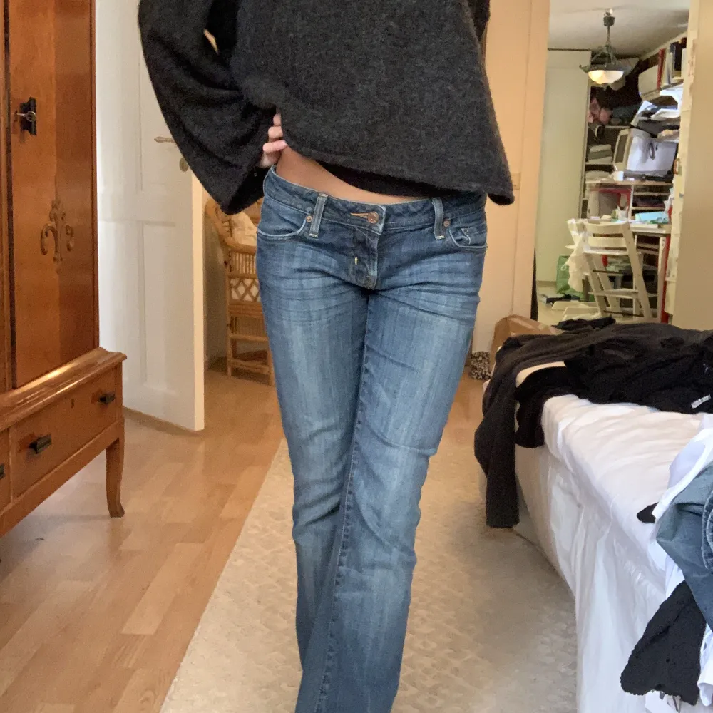 Så snygga bootcut jeans från märket seven!💕jeansen är storlek xs-s💓köpte Jeansen för 500kr och säljer för 325kr och har ej användigt dem😍 midjemått: 78cm innerbenslängd: 71cm. Jeans & Byxor.