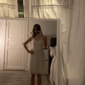 Student klänning  - Säljer min jätte fina kort klänning med öppen rygg, då den är för liten. Helt oanvänd och prislappen finns kvar, den passar perfekt till student eller konfirmation! Tveka inte på att  höra av er om ni har frågor 🥰