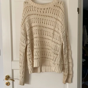 Vit stickad tröja  - Den är från Carin Wester och är en storlek L. I väldigt fint skick och passar skit snyggt till kjol eller jeans i höst🥰