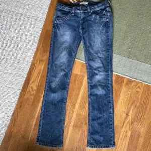 ett par as snygga bootcut jeans. säljer pga att de tyvärr har blivit för korta. de är inte jätte bootcut men de e inte skinny. de skulle passa någon som är cirka 146-154 typ.❤️ 